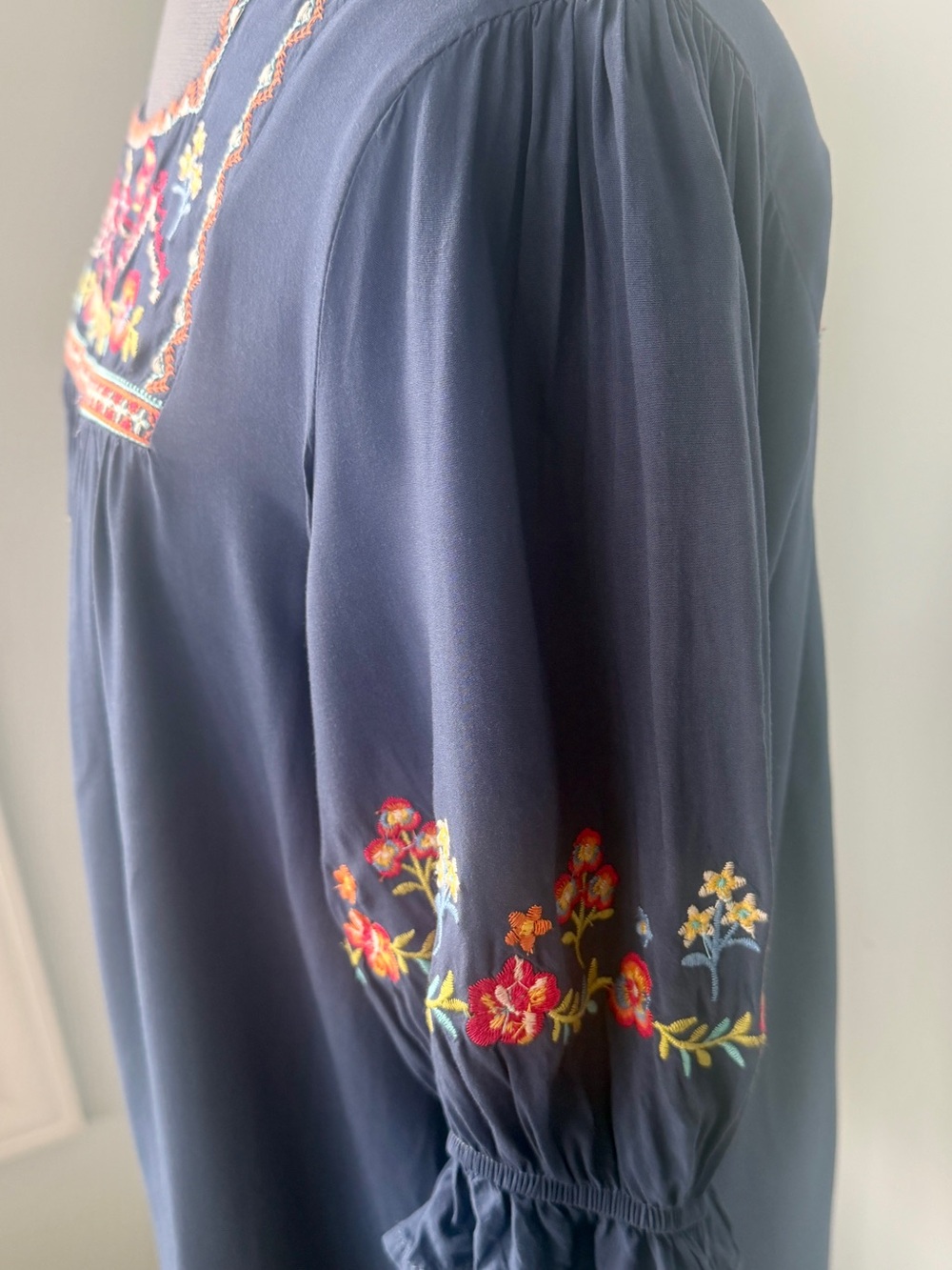 Savannah Jane Sz Medium Slate Blue Floral Embroidered Peasant Top - Picture 7 of 16